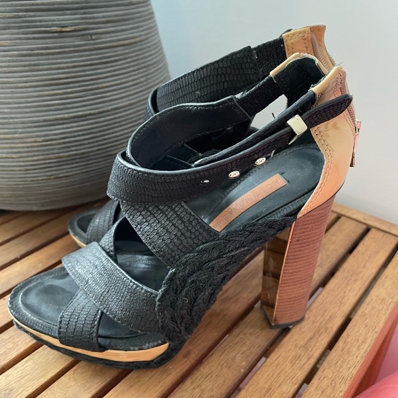 Amazing BCBG Max Azria sandal - Picture 1 of 3